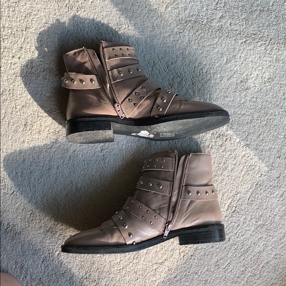 Topshop Tan Boots w Silver Buckle Detail - Picture 3 of 5